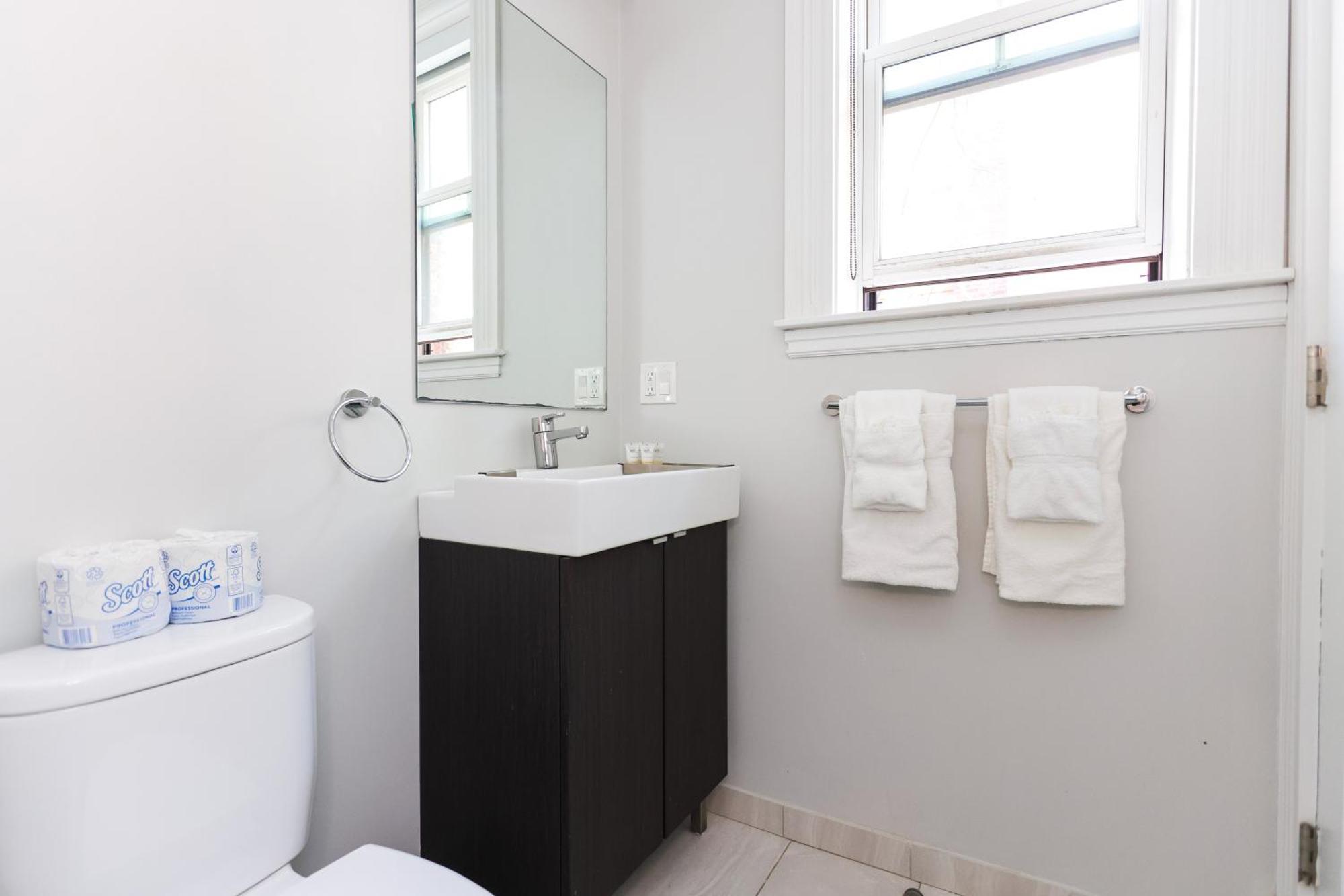 A Stylish Stay W/ A Queen Bed, Heated Floors.. #36 Brookline Exterior photo